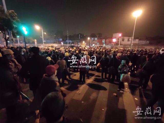 附近哪里有卖包的地方(记者探访合肥站塘马路劳务市场：凌晨4点多就有几百人来找活干)