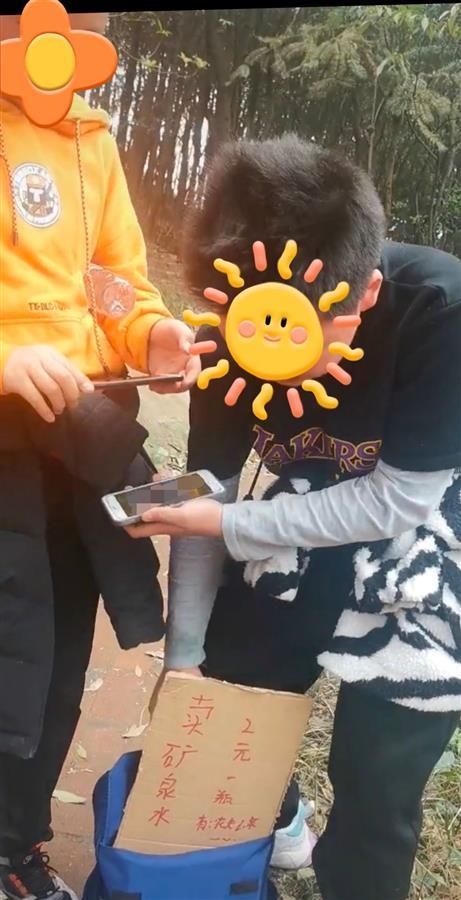 28商机网(重庆男孩背水爬山只卖2元一瓶，家长：自己发现商机，每次赚三四块)