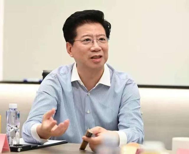 择业期内离职算应届吗(胡卫委员：建议逐步取消高校毕业生择业期政策)