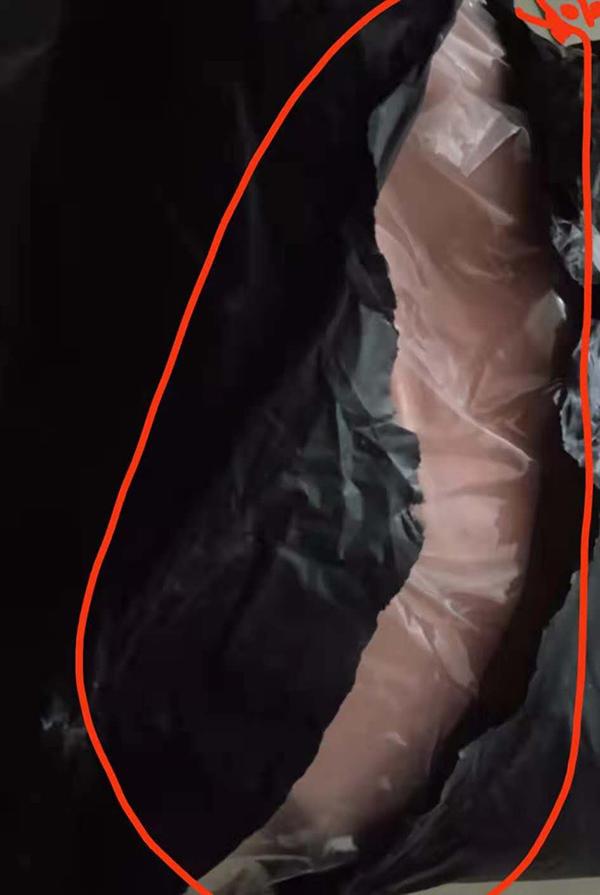 下载拼多多购物商城(消费维权速报丨网购棉服开线有墨迹且包装破损，网店已退款)