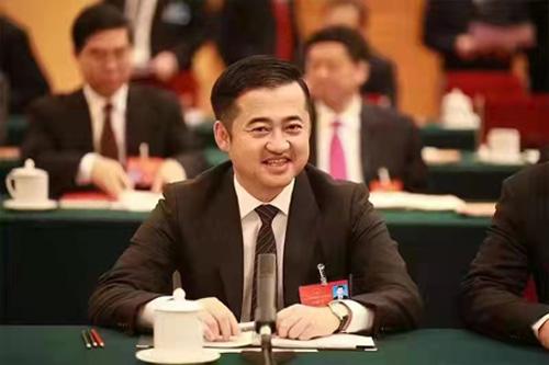 卖衣服说说心情短语(“我们要专注做好每一双鞋、每一套服装”)
