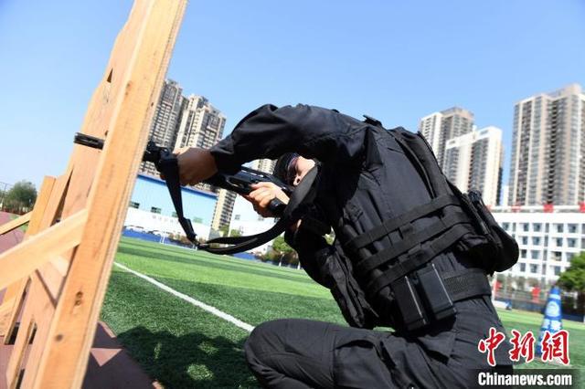 微信加好友操作过于频繁多久会恢复(南宁特警女“神枪手”：手上挂着三斤重物练耐力和稳定性)