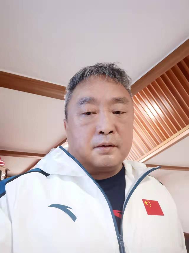 怎样查看谁过我朋友圈2021(对每个队员的伤病了如指掌，他的诊室也是倾诉屋)