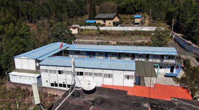 u校园登录平台登录(三年了，这群山里娃为何难以搬离冬冷夏热的“板房教室”？)