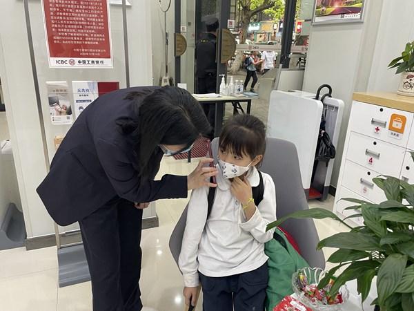 公交卡丢了怎么办(小学生丢失公交卡无法回家 贵银人帮她找到母亲)